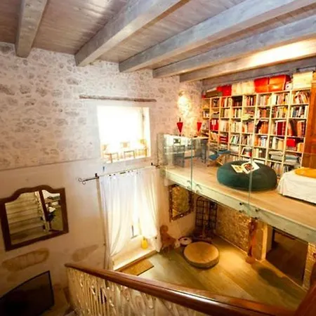 Wonderful Waterfront Ancient House *